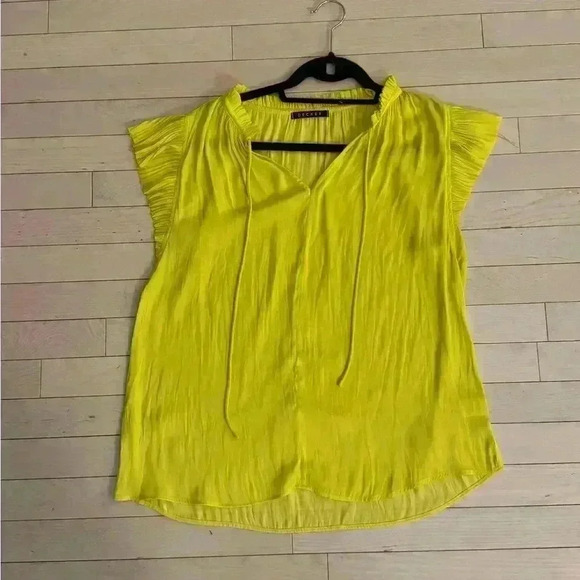 decker Tops - Decker yellow silky top